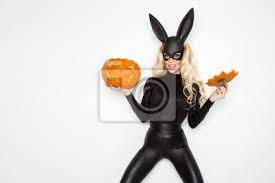 Schöne junge frau im halloween-häschenkostüm, neben ostern-korb  leinwandbilder • bilder nackte Frau, blonde Frau, gesprengt | myloview.de