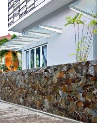 Pagar tembok minimalis yang menggunakan batu alam ini. 20 Desain Pagar Batu Kali Yang Tidak Kalah Dengan Pagar Lainnya