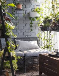 屋外バルコニーを緑のプライバシースクリーンで覆いましょう 竹の芯が付いたイケア bittergurka ビッテルグルカ ホワイトスチール など ハンギングプランターをいくつか使用します 植木鉢を4つ入れることができ cool house designs small balcony ideas ikea