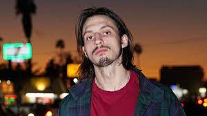 Jeune rappeur belge de 23 ans en mode snoopy sympa relativement chouette et top. Romeo Elvis Causes A Scandal Lena Simone His Partner Breaks The Silence In The Face Of Attacks Archyde