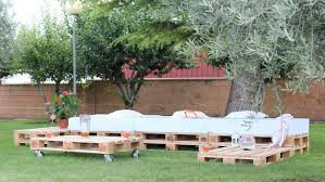 Le salon de jardin en palette continue à faire des adeptes. 1001 Idees Pour Creer Un Beau Salon De Jardin En Palette Salon De Jardin Palettes Mobilier Exterieur En Palettes Palette Jardin
