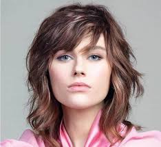 Il taglio scalato medio è la “mezza misura” di tendenza su cui puntare. Tagli Capelli Medi I 10 Migliori Tagli Estate 2020 Donne Sul Web