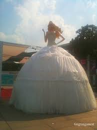 Check 'hochzeitskleid' translations into english. Die Riesenbarbie In Ningbo Ting Ting S Nest