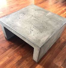 Handgefertigter Betontisch Im Wohnzimmer In 2020 Betontisch Tisch Wohnzimmertische
