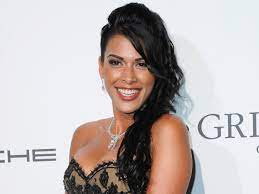 Il a remporté quatre fois le primetime emmy award pour le meilleur second rôle dans une série dramatique et un golden globe pour son rôle dans … Ayem Nour La Biographie De Ayem Nour Avec Gala Fr