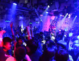 A couple of dancers performs in a night club. Qolw0wiguesb M