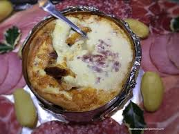 Prenez votre mont d'or, faites un trou au milieu dans lequel vous verserez un peu de vin blanc. Mont D Or Au Four Cuit Dans Sa Boite Au Vin Blanc Et Lardons Les Recettes De Sandrine Au Companion Ou Pas