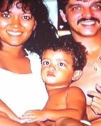 Com apenas 4 aninhos de idade, Bruno Mars escreveu sua primeira música  dedicada à sua mãe, Bernardette. 🥹 Feliz dia das mães! ❤️ #brunomars