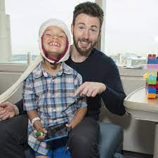 Anthony dwane mackie is an american actor. Photos Chris Evans And Anthony Mackie Surprise Kids At Mgh
