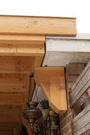 detail houten overkapping tussen twee schuren de houtzaak frelu buitengewoon houten schuur