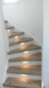Mississippi Pine Mit Led Beleuchtung Und Weissen Risern Haus Innenraume Treppen Design Treppenrenovierung
