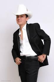 Por su parte, imanol (segunda voz y acordeonista) comentó que en los dos años que llevan como dueto musical han tenido la oportunidad de pisar escenarios. Raza Queremos Pedirles De Sus Oraciones Los Dos Carnales Facebook