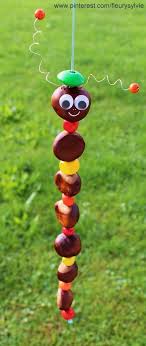 Bricolage D Automne Pour Les Enfants Marrons Perces Perles En Bois Et Scoubidou Http Pinterest Com Fleurysyl Basteln Herbst Bastelideen Kastanien Basteln