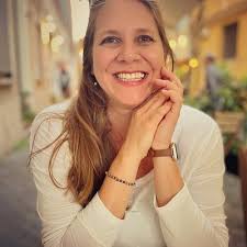 Lisa Edwards, Editor in Bangor, UK