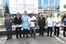 Majlis penyerahan kompaktor kontraktor sisa pepejal kdeb waste management sdn. Kdeb Waste Management Signing Agreement Domestic Waste Collection Mps