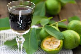 Il liquore aromatizzato alle noci è un ammazza caffè italiano al 100 percento: Nocino Due Antiche Ricette Tradizionali