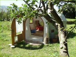 Une Kerterre C Est Un Habitat De Petite Taille En Forme D Igloo Fabrique A L Aide De Chanvre Et De Chaux Ou D Argile Pla Earthship Home Cob House Earthship