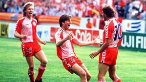 Drama aconteceu em jogo da eurocopa contra a finlândia, e causou enorme comoção no estádio parker, em copenhague. Curiosidades Das Copas Em 86 Dinamarca Encanta E Frustra