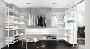 Ankleidezimmer Einrichten Ideen Mit Bildern Ankleidezimmer Planen Glasschrank Begehbarer Kleiderschrank Regalsystem