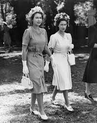 Prinz philip, der ehemann der britischen königin elisabeth ii., ist im alter von 99 jahren gestorben. Hier Schreiten Konigin Elisabeth Und Prinzessin Margaret Die Jungere Schwester Von Konigin Elisabeth Ii Durch Prinzessin Margaret Konigin Elisabeth Lady Diana