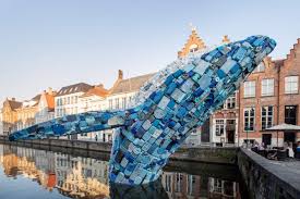 Die botschaft, die mit dem üblichen und alltäglichen verbunden ist, besteht bereits in der auswahl der materialien. Tonnenschwerer Wal Aus Plastikmull Lilli Green Magazin Kunstinstallation Wal Drahtskulptur