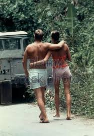 Divorcé d'ali macgraw en 1978, il se marie avec le mannequin barbara minty (en) le 16 janvier 1980 14. Steve Mcqueen Ali Mcgraw During Papillon 1973 As Henri Papillon Charriere Steve Mcqueen Style Steve Mcqueen Steven Mcqueen