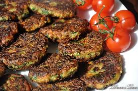 500 g cartofi, 2 morcovi, 1 radacina patrunjel, 1 telina mica, 200 g ciuperci, 2 oua, 50 g branza, 1 cana untura sau ulei, 2 linguri faina gold maya, sare si piper. Chiftelute De Post Cu Legume Retete Culinare Cu Laura Sava Cele Mai Bune Retete Pentru Intreaga Familie