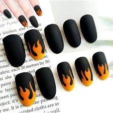 El largo de las uñas también si quieres uñas acrilicas mate puedes ver el siguiente diseño! Unas Negras Mate Con Dorado