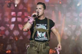 In 2012, he won the echo music award in folk music category, the amadeus austrian music award in 2012 as best live act and best 'schlager' singer and in 2013, again the amadeus award in folk music category. Schlager Andreas Gabalier Hat Mich Damals Schwer Verletzt Brigitte De