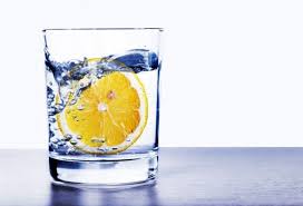 The 4 benefits of a glass of lemon water in the morning | In a bottle