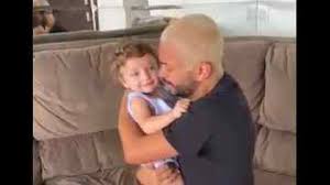 Que tal conhecer sua história e conferir suas atualmente, projota é casado com tamy contro, digital influencer e com quem tem uma filha de 11. Bbb21 Apos Eliminacao Projota Volta Para Casa E Chora Ao Ver Filha Istoe Independente