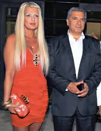 Η μαρίνα πατούλη μίλησε στον νίκο κοκλώνη για το bullying που δέχτηκε ο γιος της στο σχολείο, μετά τη φωτογράφησή της στο 'χρυσό σαλόνι'. Xamos Sto Diadiktyo Me Ton 3efreno Xoro Toy Zeygoys Patoylh Photo Kosmika Gossip Womenonly Gr