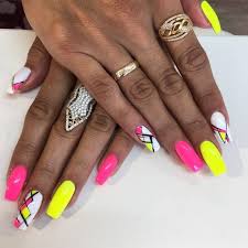 A continuación veras ideas geniales de uñas acrílicas decoradas con diferentes estilos que podrás usar para inspirarte y encontrar un decorado las flores son una de las preferidas para la decoración de uñas. Unas De Verano 2022 Tendencias De Moda De Colores