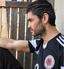 Nik Xhelilaj pozon nxehtë, plasin komente erotike nga femrat: Vdes të ulem  pranë teje …