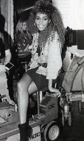 Whitney Houston Oh I Wanna Dance With Somebody With Somebody Who Loves Me Celebridades Negras Famosos Musica Ligera