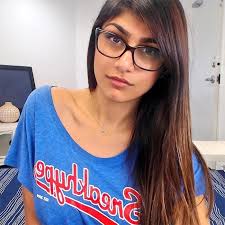 Complex is the leading source for the latest mia khalifa stories. Ex Atriz Porno Mia Khalifa Fez Video Jogando Nhl E Ganhou 80 Mil Fas 23 06 2017 Uol Start