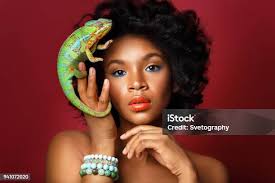 Photo libre de droit de Belle Fille Avec Chameleon banque d'images et plus  d'images libres de droit de Adulte