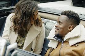 Black mesrimes, qui a choisi son nom de scène en référence à l'ennemi public numéro 1 est un membre du célèbre groupe sexion d'assaut. Musique Black M Fete Ses Dix Ans D Amour Avec Sa Femme Lea