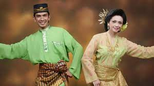Pakaian tradisional teluk belanga kepulauan riau adalah pakaian yang khusus dipakai oleh kaum pria dan teluk belanga ini juga mirip atau bahkan sama dengan yang di miliki oleh provinsi jambi, akan tetapi teluk belanga yang dimiliki oleh kepulauan riau memiliki ciri serta keunikan tersendiri. 6 Pakaian Adat Riau Macam Nama Penjelasan Keunikan