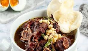 Sajikan rawon hangat dengan taburan kecambah taoge, telur asin, dan sambal. Resep Rawon Daging Sapi Enak Sederhana Dan Mudah Dibuat Cocok Untuk Dimakan Bersama Keluarga Portal Jember