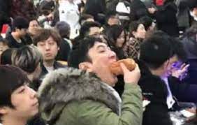 乌鸦小姐与蜥蜴先生 | 锦心似玉 | 我的小确幸. çŽ‹æ€èªåƒçƒ­ç‹—è¢«åšæˆæ‰‹æœºå£³ çœ‹åˆ°ä»·æ ¼ç½'å‹ç¬'äº† çŽ‹æ€èªå›žå¤ä¸‰ä¸ªå­— æ–°é—» è›‹è›‹èµž