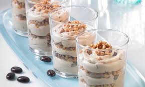 Sahnige Mokka Creme Mit Mandeln Ein Knuspriges Dessert Mit Karamellisierten Mandeln Und Sahne Lebensmittel Essen Krokant Rezepte Krokant