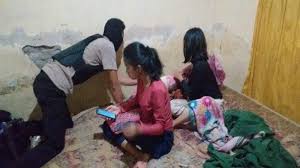 Bila larut malam suasana sepi tiadapun insan yang ku lihat lagi. Empat Muda Mudi Digerebek Polisi Saat Pesta Miras Di Kamar Kos Tribunnews Com Mobile