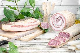 Mettere le fette in un contenitore ermetico e conservare in frigorifero. Salumi Ricetta E Dosi Per Fare I Salumi In Casa