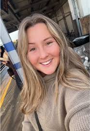 @grace_ramsden can’t go a day without her morning coffee so thankfully  there was a @Costa Coffee at the station😍😂 Of course I can never go  straight home and we nipped to @easybathrooms and our ...