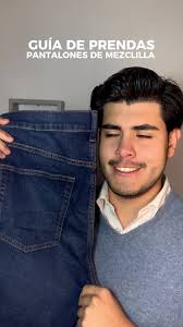 Outfit Con Pantalon De Mezclilla Claro Y Tenis Negros Hombre