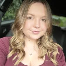 𝒞𝒽𝓁𝑜𝑒 𝒲𝒶𝓇𝓇𝑒𝓃 (@chloeawarren)