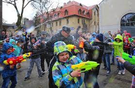 W serwisie nto.pl znajdziesz najciekawsze wiadomości, zdjęcia i wideo związane z: Lany Poniedzialek Czyli Smigus Dyngus Dlaczego Oblewamy Sie Woda Czy W Poniedzialek Wielkanocny Sklepy Sa Otwarte Gazeta Pomorska