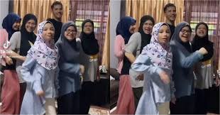 Situs download lagu gratis, gudang lagu mp3 indonesia, lagu barat terbaik. Nampak Sangat Muka Terpaksa Kongsi Video Tikt0k Lagu Raya Dengan Makcik Aliff Syukri Dik3cam Ziarah Rumah Diari Maklumat