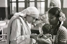 A lo largo de su vida, esta monja y misionera realizó importantes reflexiones y lemas de vida para difundir su mensaje. Teresa De Calcuta Una Vida Dedicada A Los Mas Pobres